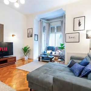 Beautiful Spacious Three-room Close To Buda Castle Budapeszt